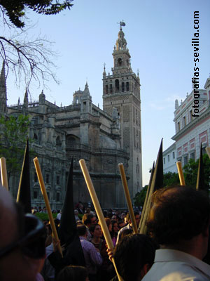 Catedral y Giralda con nazarenos de la Semana Santa de Sevilla