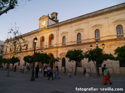 Fachada neoclásica del Ayuntamiento de Sevilla