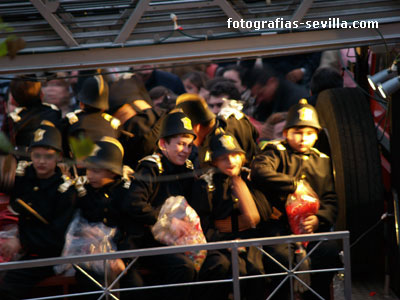 Niños lanzando caramelos desde el camión de bomberos, Cabalgata de Reyes de Sevilla