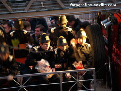 Niños en el camión de bomberos, Cabalgata de los Reyes Magos de Sevilla