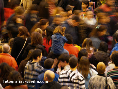 Niña tapándose los oídos por el ruido de los tambores, Cabalgata de Reyes de Sevilla
