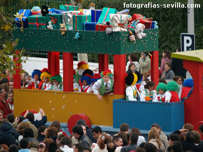 Lanzando caramelos desde la carroza, Cabalgata de Reyes de Sevilla del año 2006