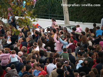 Sevillanos viendo la Cabalgata de Reyes Magos