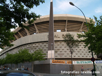 Estadio Manuel Ruiz de Lopera desde la Avenida del Padre García Tejero