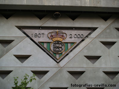Escudo del Real Betis en el Estadio Manuel Ruiz de Lopera