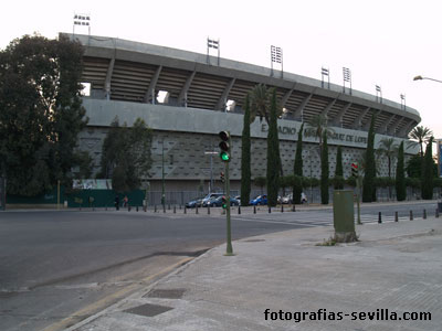 Estadio Manuel Ruiz de Lopera desde la Avenida de la Palmera