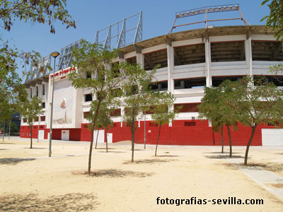 La fachada del gol sur con el mosaico del centenario, estadio del Sevilla Fútbol Club
