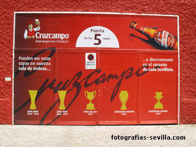 La puerta de las 5 copas del estadio del Sevilla Fútbol Club