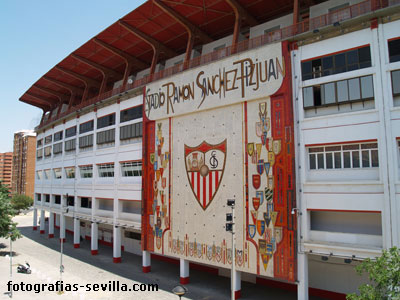 Fachada de preferencia del estadio del Sevilla Fútbol Club