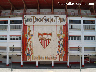 Mosaico de la zona de preferencia del estadio sevillista