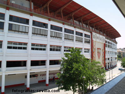 Fachada de preferencia del estadio Ramón Sánchez Pizjuán