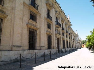 Fachada principal de la antigua Fábrica de tabacos de Sevilla