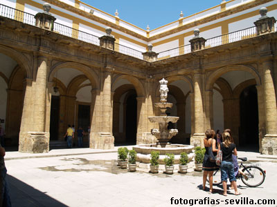 Patio principal de la Universidad de Sevilla