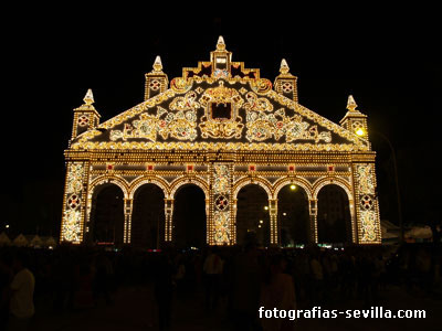 Portada del año 2009 de la Feria de abril de Sevilla iluminada de noche