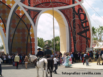 Portada de la Feria de abril de Sevilla
