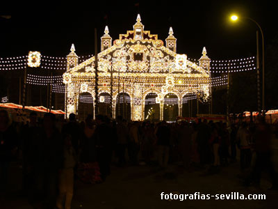 Las calles del Real y la Portada del año 2009 de la Feria de abril de Sevilla iluminadas por la noche