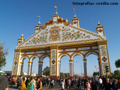 Portada del año 2009 vista desde fuera del recinto de la Feria de abril de Sevilla
