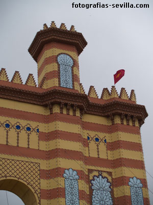 El fuerte viento mueve las banderas de la Portada del año 2008 de la Feria de Sevilla