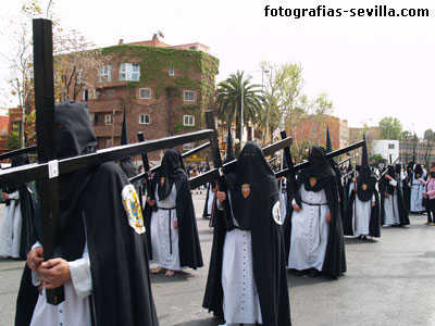 foto: penitentes de la hermandad de Santa Genoveva