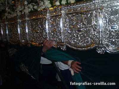 Costaleros debajo del paso Semana Santa de Sevilla