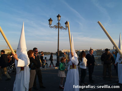 Nazarenos de la Semana Santa de Sevilla por el puente de Triana, Hermandad de San Gonzalo