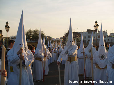 Tramo de nazarenos por el puente de Triana, Semana Santa de Sevilla