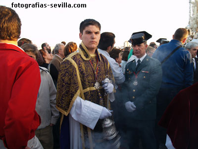 Acólito con inciensario de San Gonzalo, Semana Santa de Sevilla