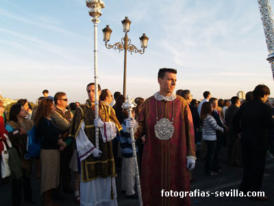 Acólitos por el puente de Triana, Semana Santa de Sevilla
