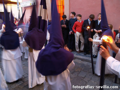 Nazarenos de la Hermandad de las Aguas Semana Santa de Sevilla