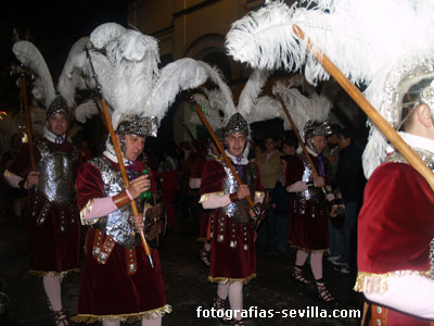 Los Armaos desfilando, Semana Santa de Sevilla