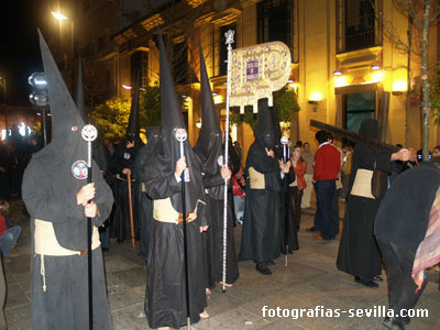 Guión de Farmacia, Hermandad de los Estudiantes de la Semana Santa de Sevilla