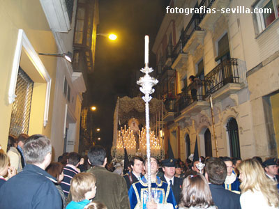 Acólito con cirial de la Hermandad del Museo Semana Santa de Sevilla