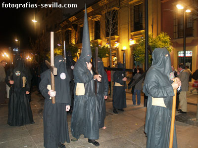 foto: penitentes de los Estudiantes, Semana Santa de Sevilla