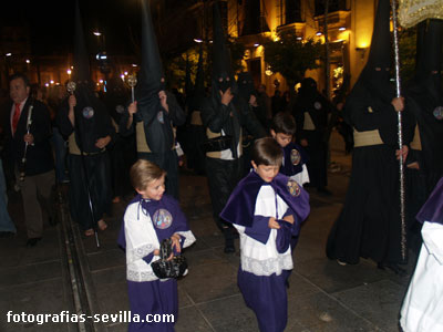 monaguillos de la Semana Santa de Sevilla