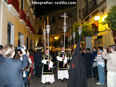 Los dieciocho ciriales que preceden al paso de la Sagrada Mortaja, Semana Santa de Sevilla