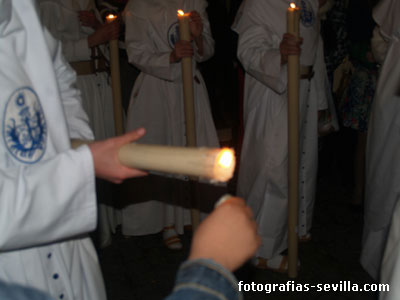 Niño pidiendo cera al nazareno, Semana Santa de Sevilla