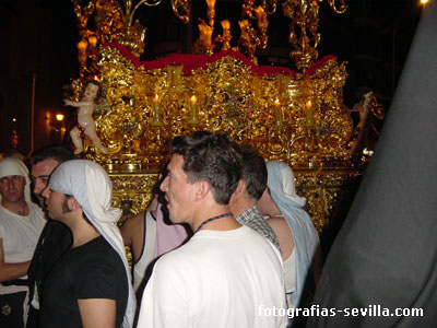 Costaleros de los Javieres en un relevo Semana Santa de Sevilla