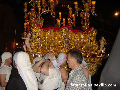 Costaleros en un relevo Semana Santa de Sevilla