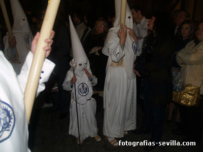 Niño de nazareno con varita, Semana Santa de Sevilla