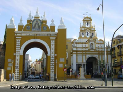 foto: Puerta y Basílica de la Macarena